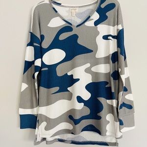 Greige V-Neck Shirt Knit Camouflage Blue Gray Women's Size Medium NEW